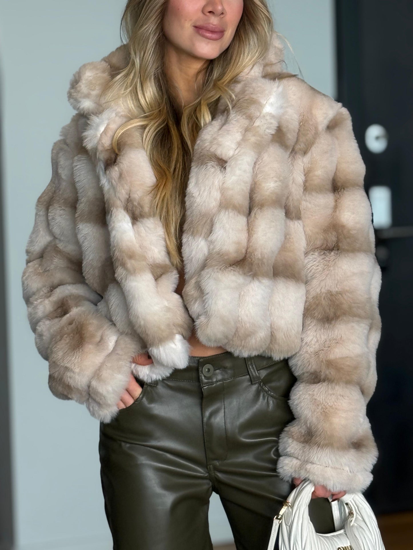 Chaqueta Peluda Beige Con Manchas