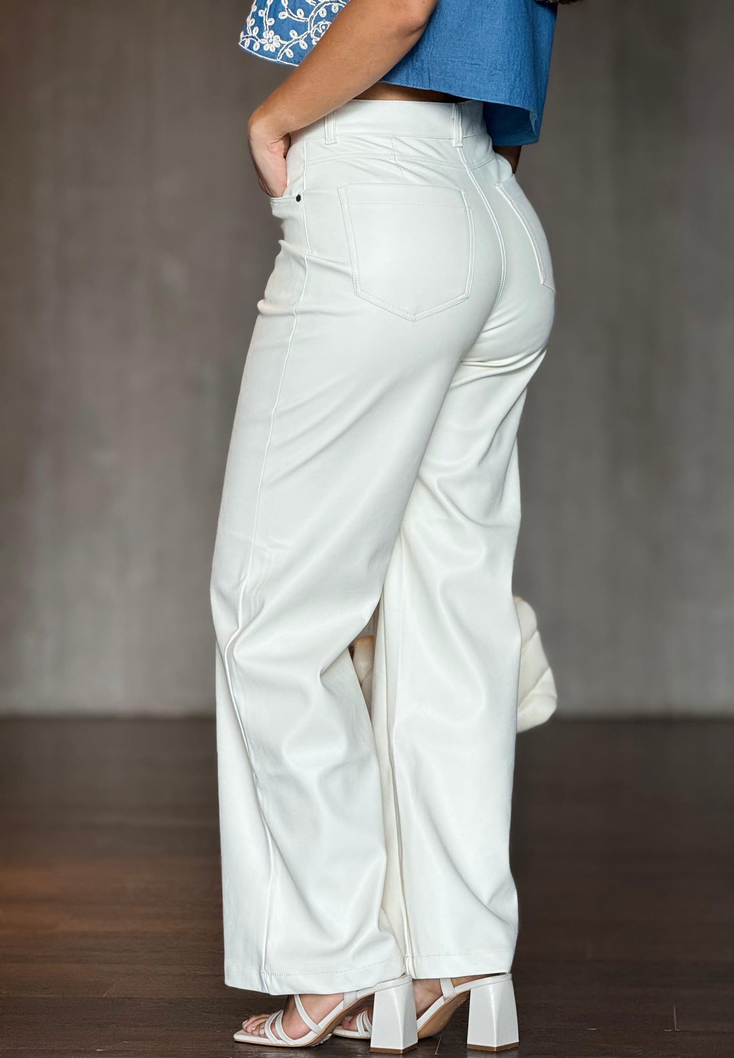 Pantalón Efecto Cuero Marfil