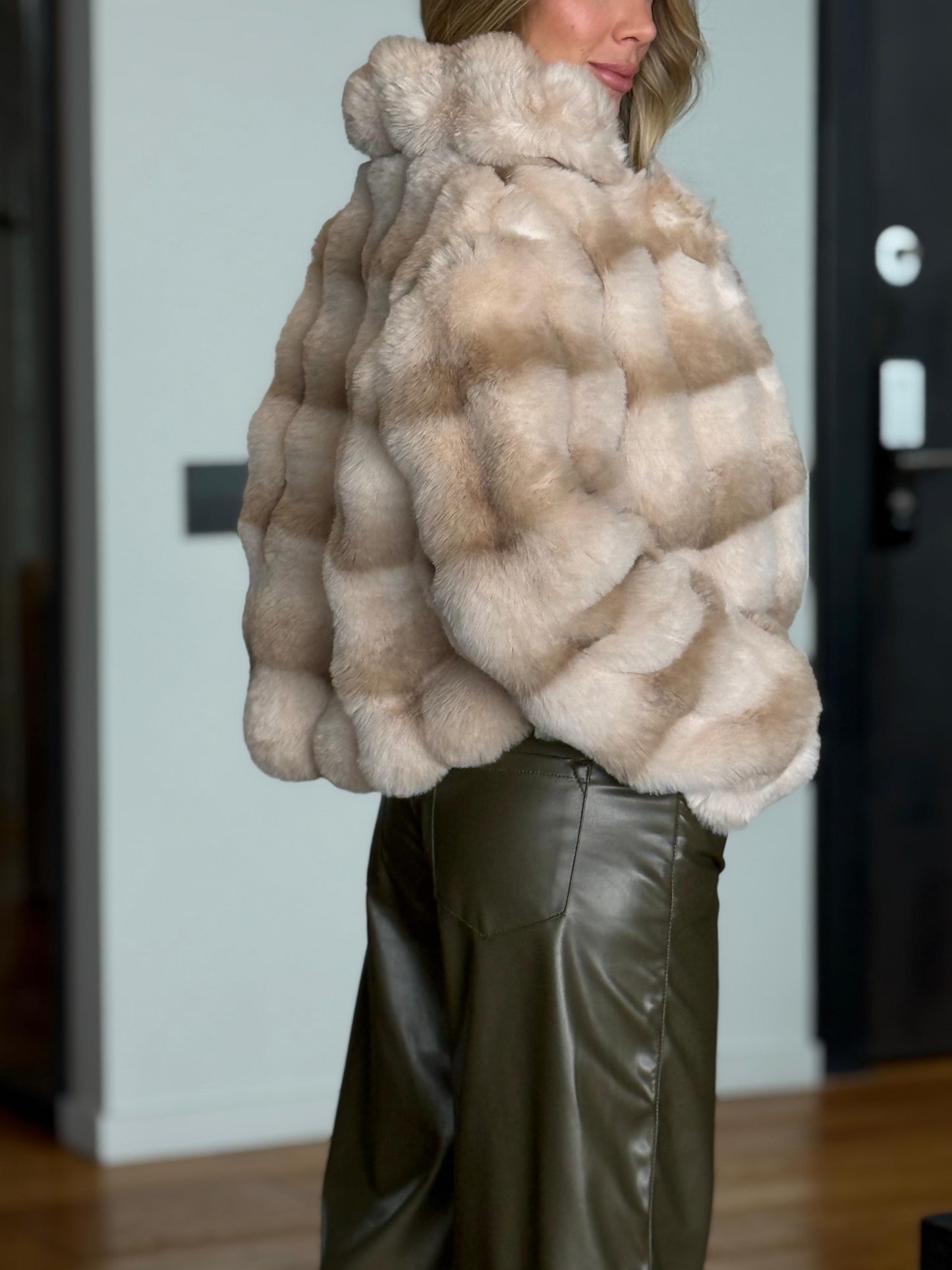 Chaqueta Peluda Beige Con Manchas