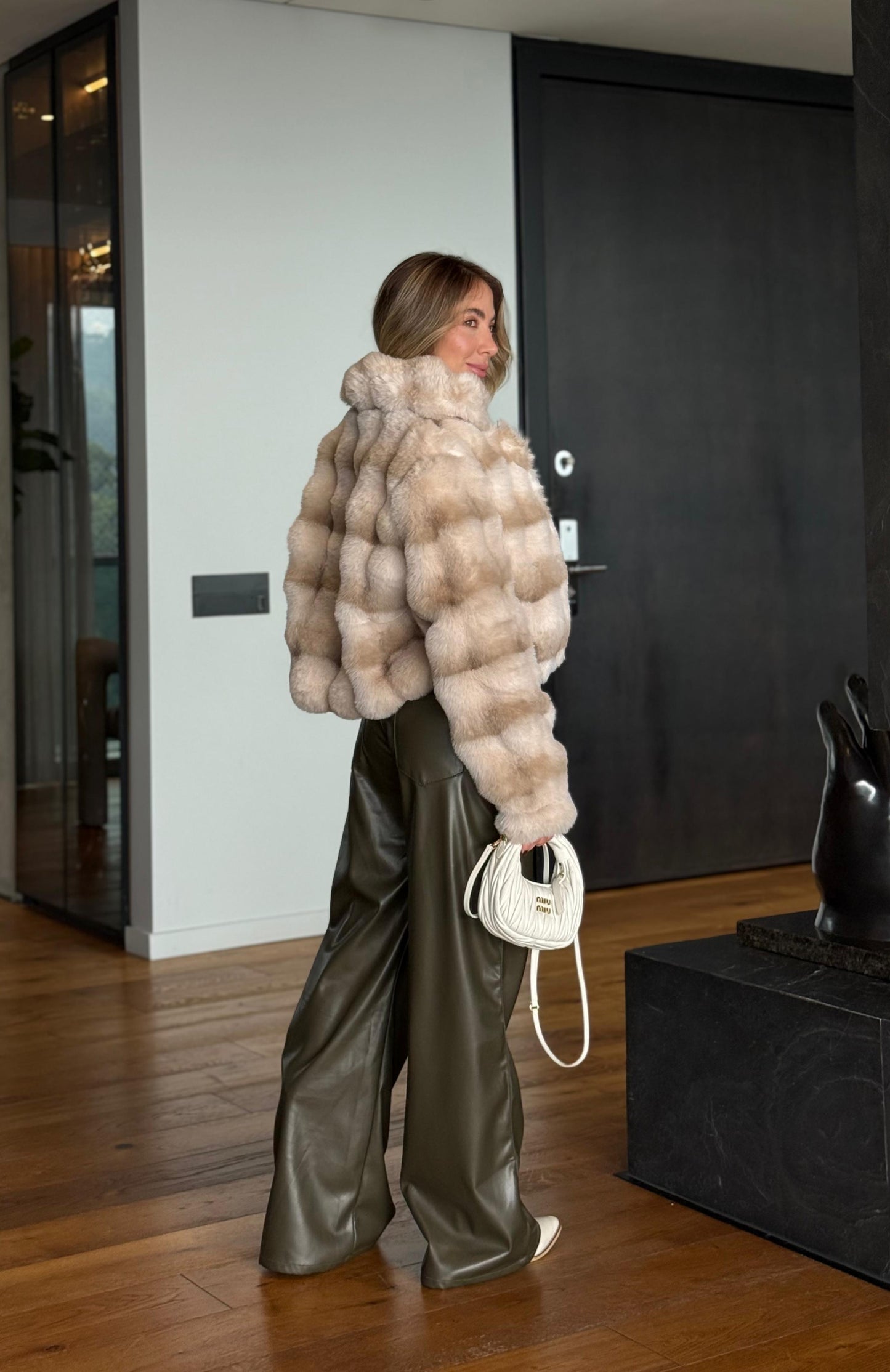Chaqueta Peluda Beige Con Manchas