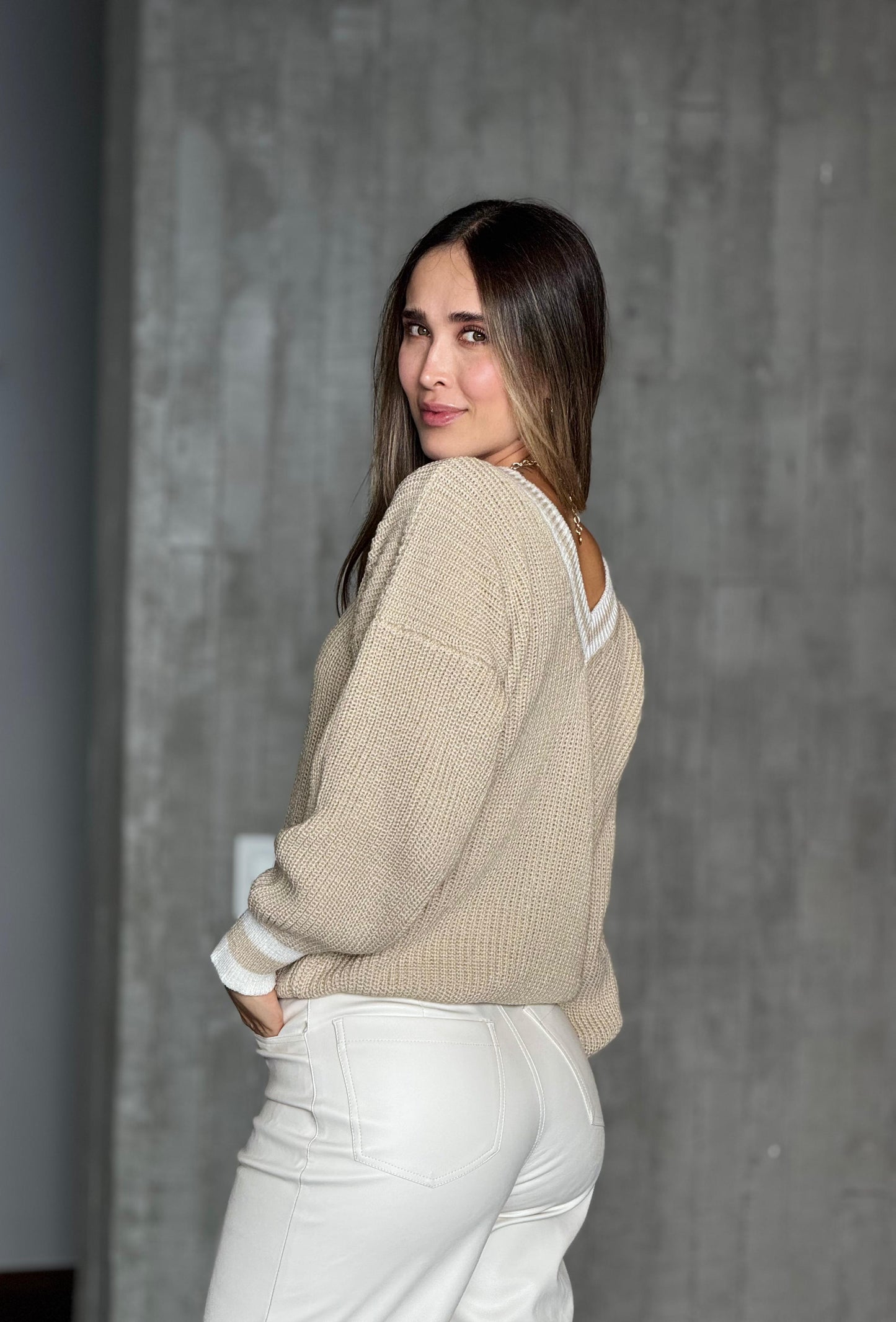 Buzo Hilo Borde Cuello Beige