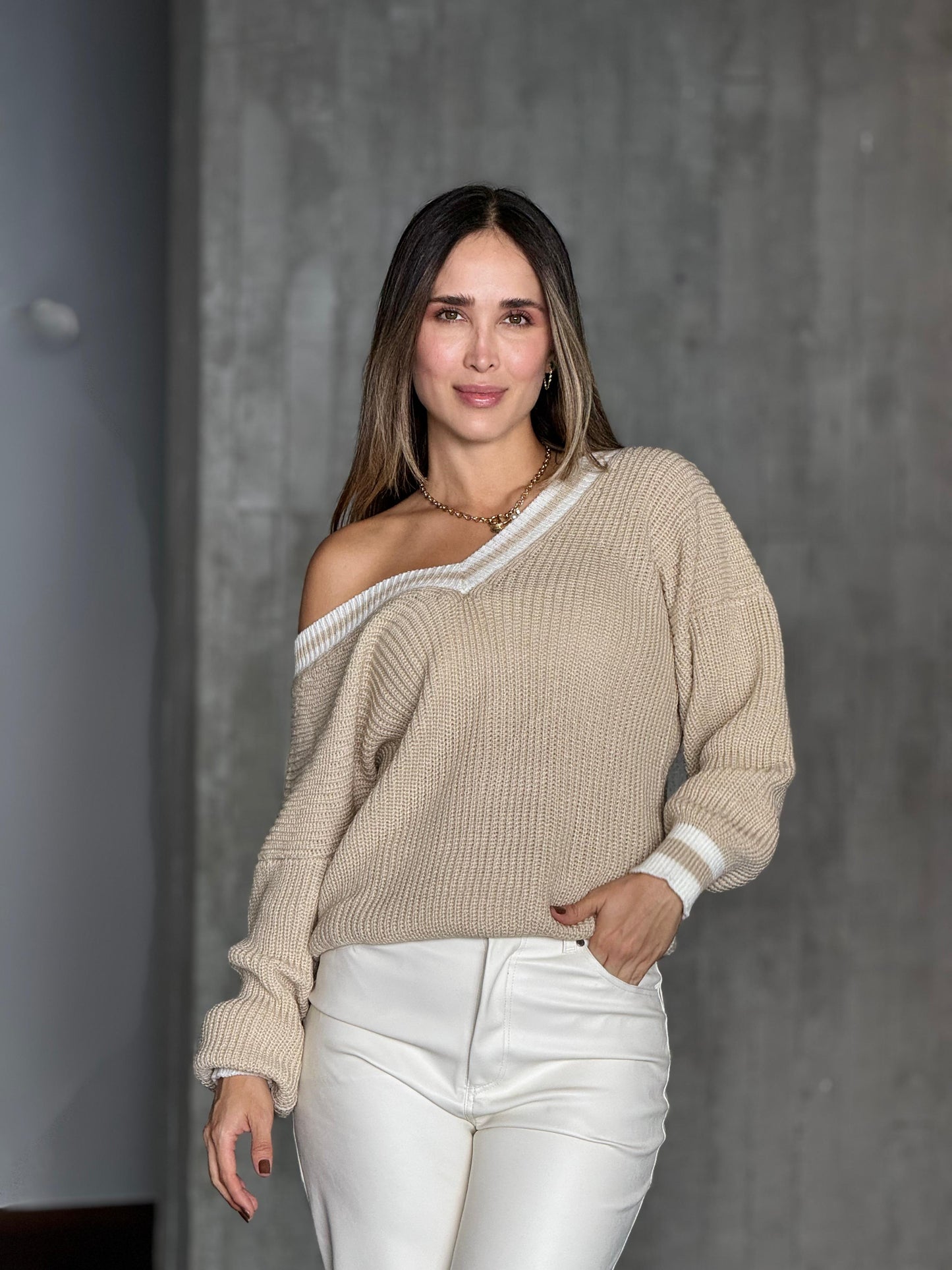 Buzo Hilo Borde Cuello Beige
