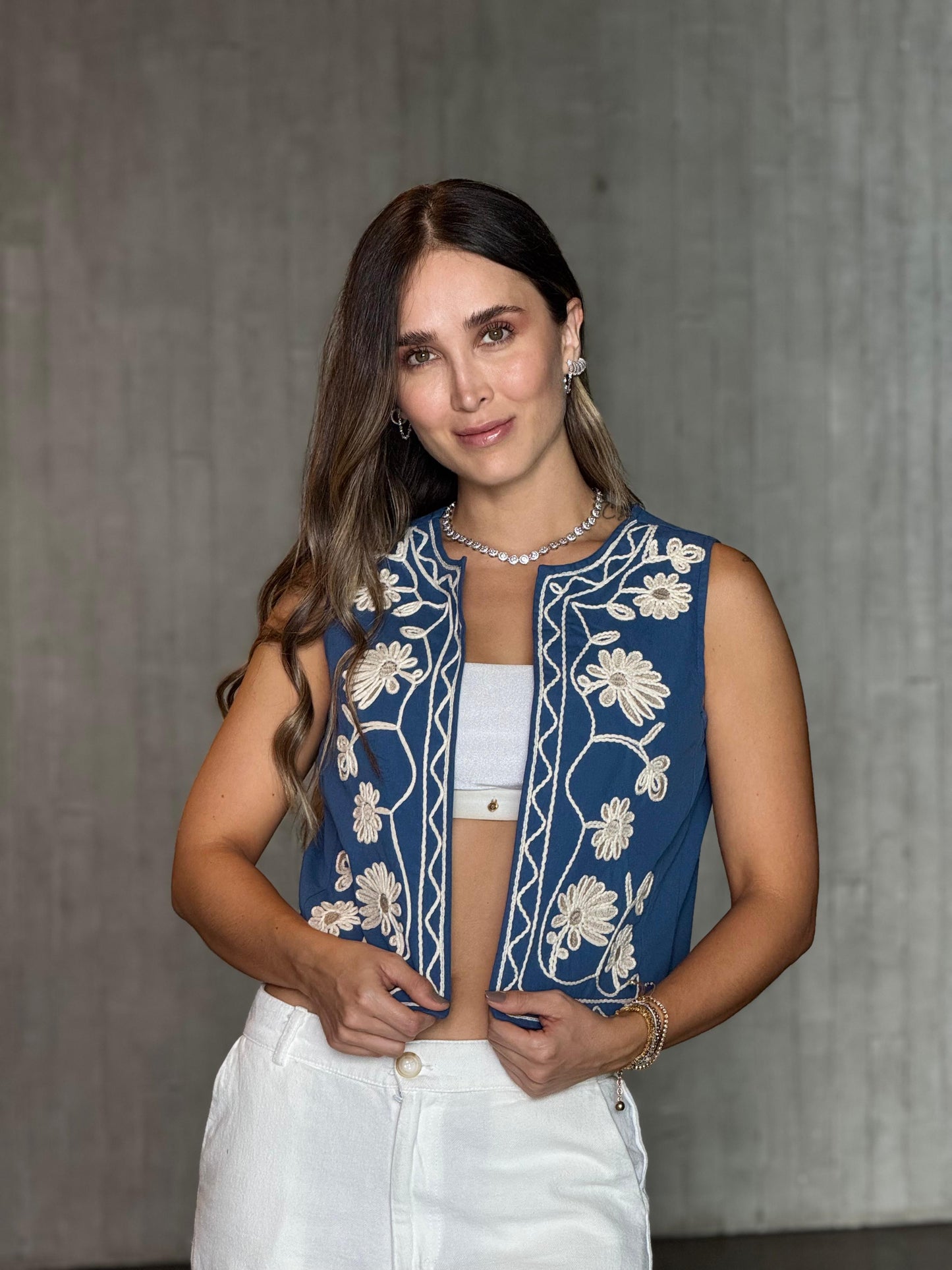 Chaleco Bordado Flor Beige Azul