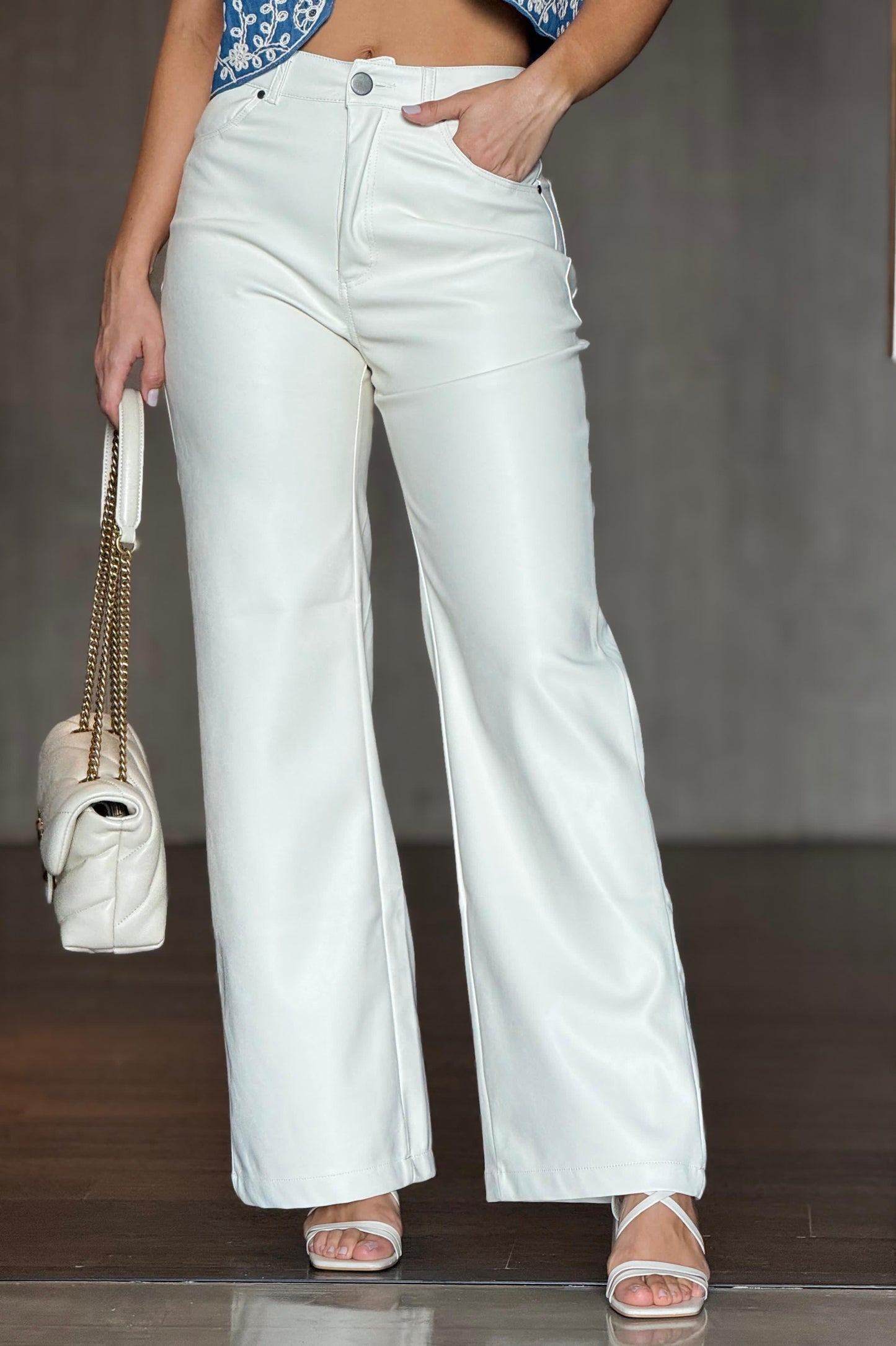 Pantalón Efecto Cuero Marfil
