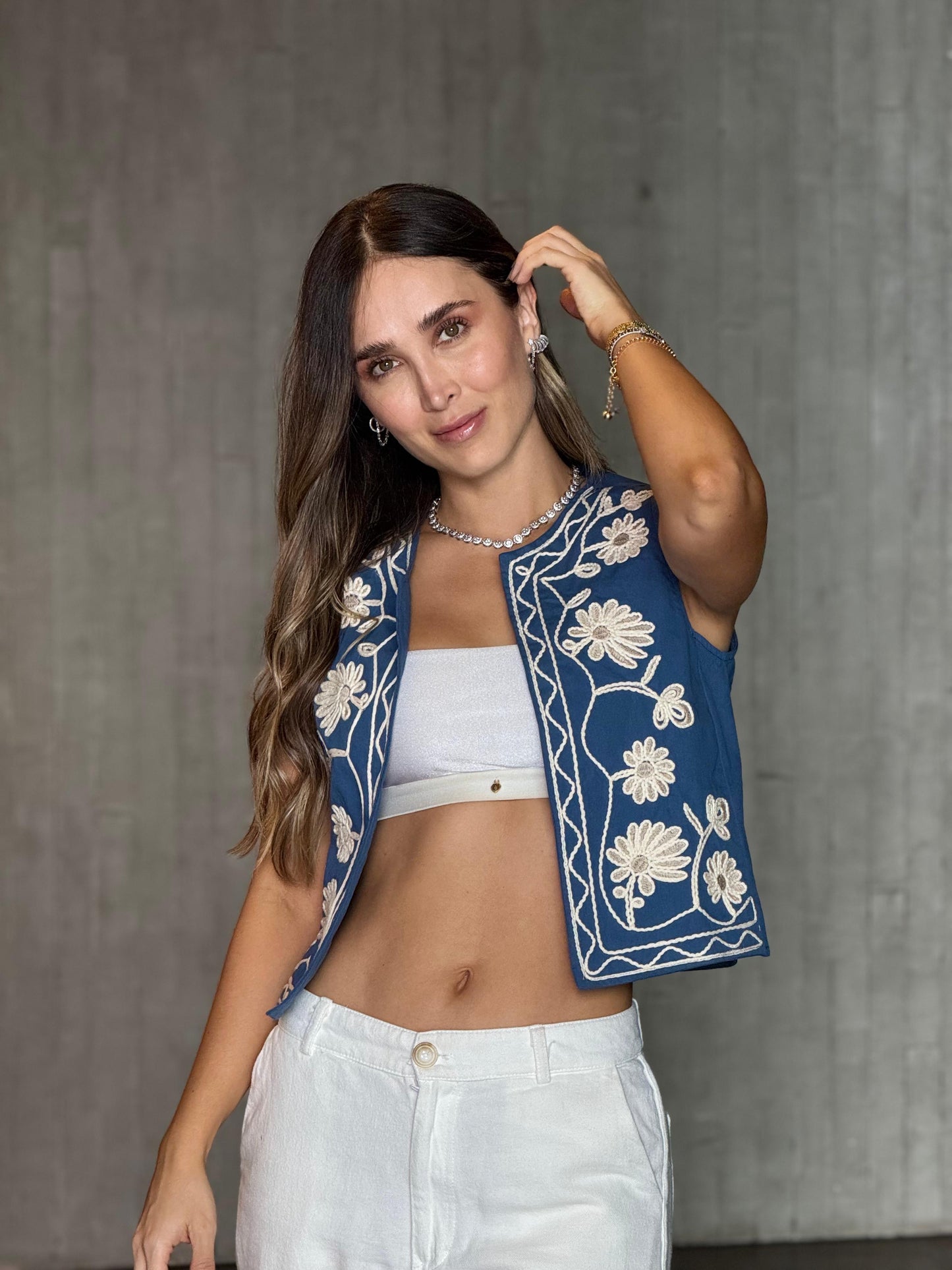 Chaleco Bordado Flor Beige Azul