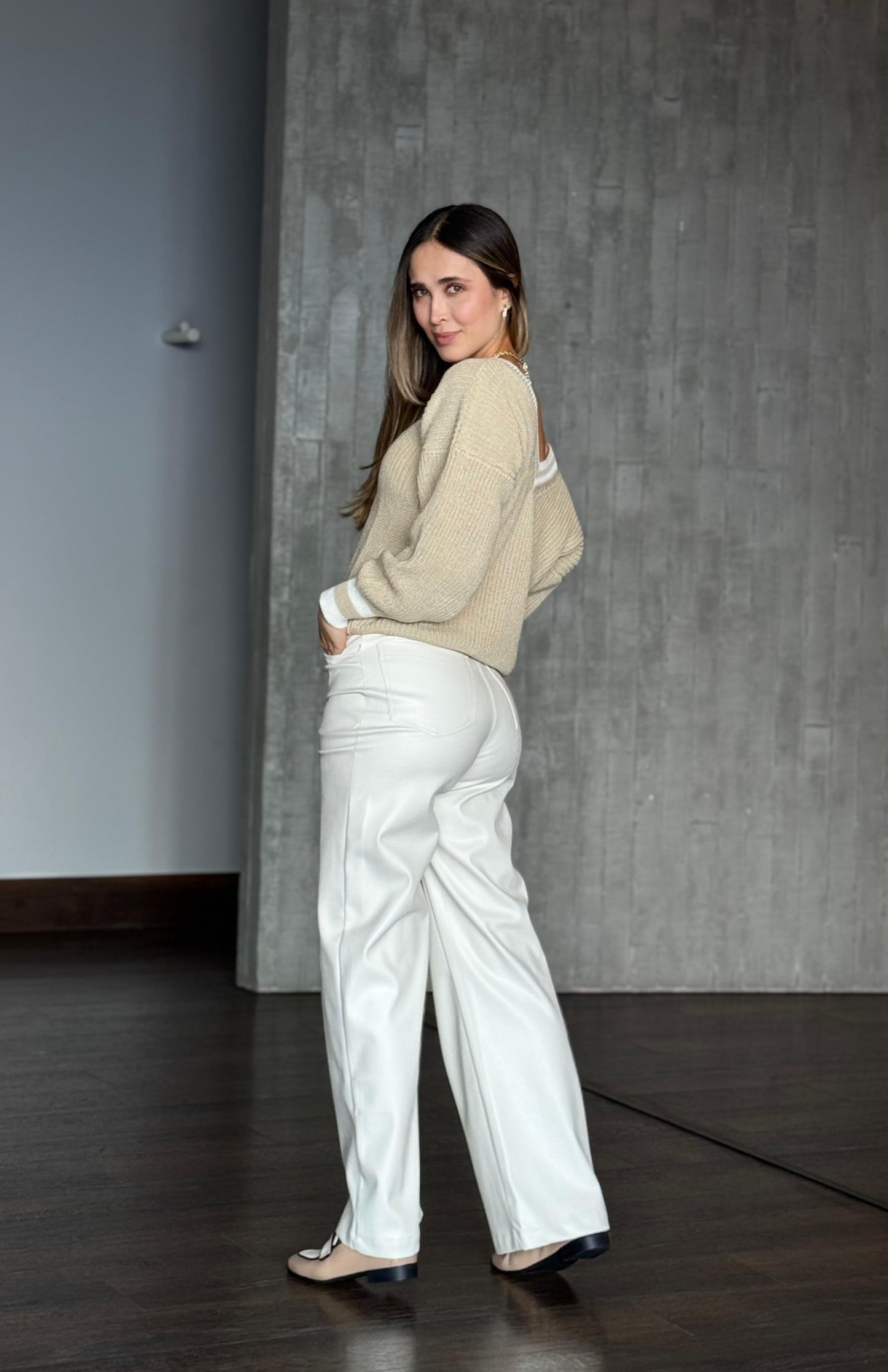 Buzo Hilo Borde Cuello Beige