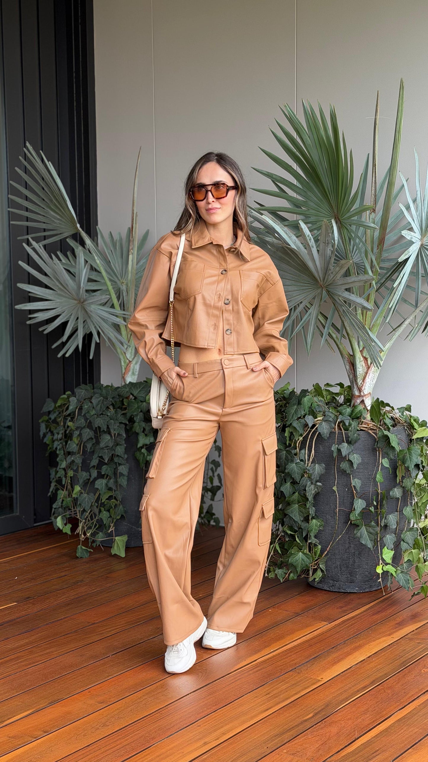 Pantalón Cargo Efecto Cuero Love Camel