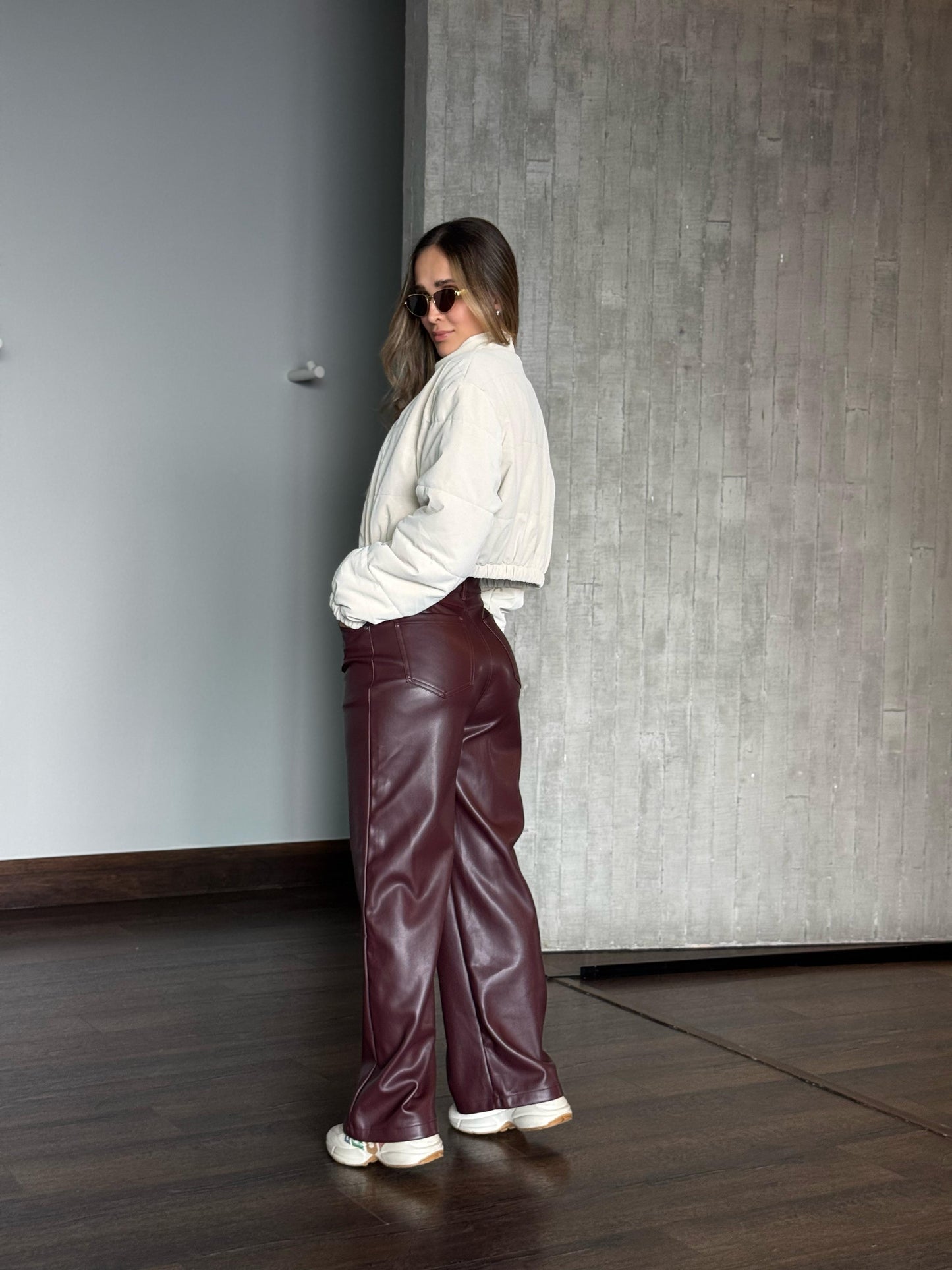 Pantalón Efecto Cuero Burgundy