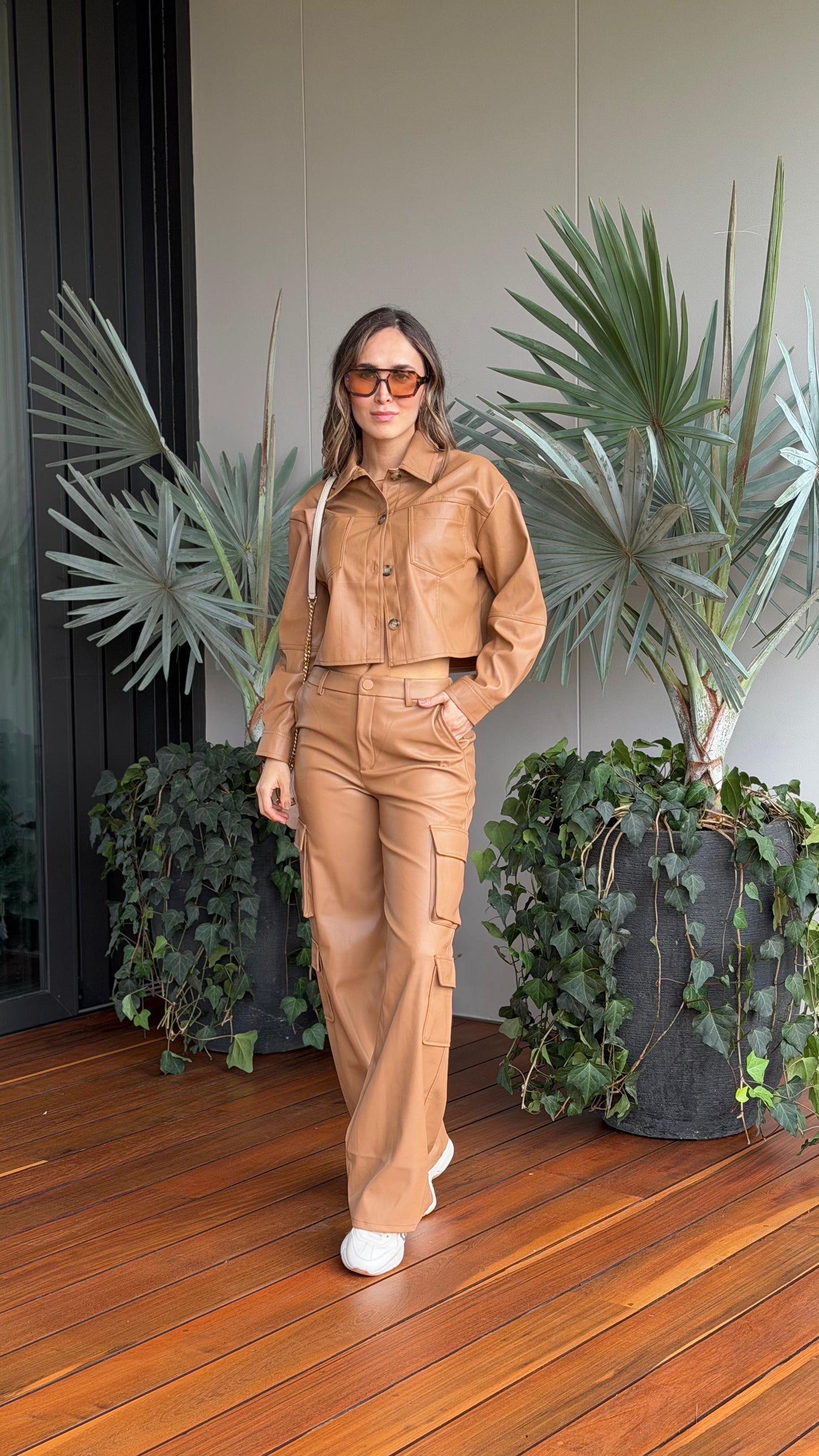 Pantalón Cargo Efecto Cuero Love Camel