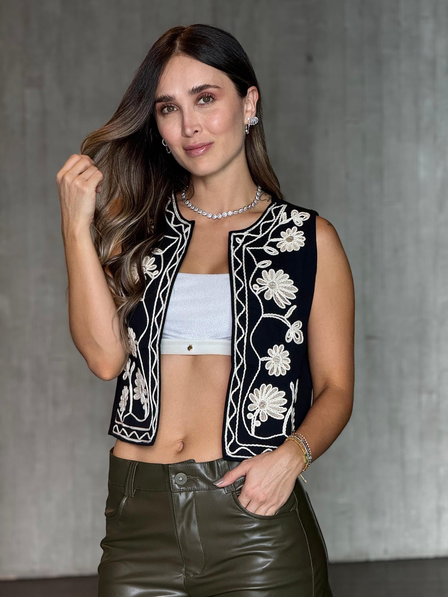 Chaleco Bordado Flores Beige Negro