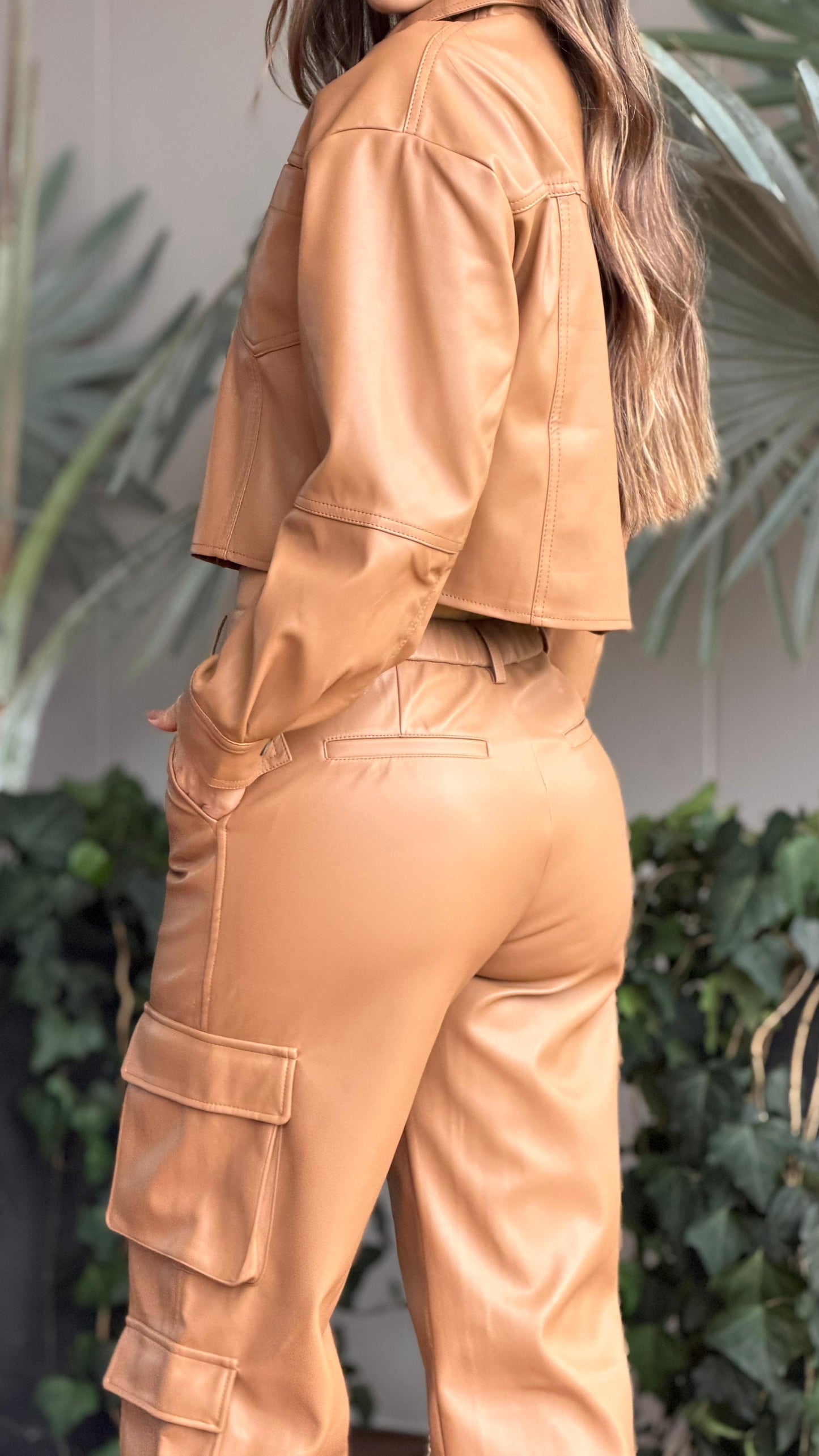 Pantalón Cargo Efecto Cuero Love Camel